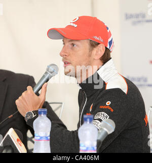 Jenson Button nimmt Fragen vor seiner Fahrt auf den Straßen von Dublin während der Bavaria City Racing In Irland 3. Juni 2012 Stockfoto