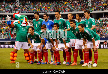 3. Juni 2012 - Arlington, Texas, USA - 3. Juni 2012. Arlington, Texas, USA. Die mexikanische Nationalmannschaft bevor sie die brasilianischen Fussball Nationalmannschaft im Cowboys Stadium in Arlington, Texas gespielt. Mexiko gegen Brasilien 2: 0. (Kredit-Bild: © Ralph Lauer/ZUMAPRESS.com) Stockfoto