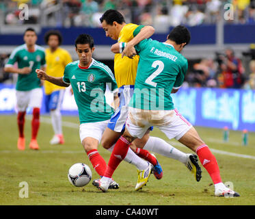 3. Juni 2012 - Arlington, Texas, USA - 3. Juni 2012. Arlington, Texas, USA. Severo Meza (13) und Francisco Rodriguez (2) von Mexiko verteidigen gegen Leandro Damaio (9) von Brasilien in der ersten Hälfte die brasilianischen Fussball Nationalmannschaft spielte die mexikanischen Fußball Nationalmannschaft im Cowboys Stadium in Arlingt Stockfoto