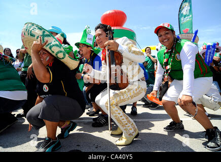 3. Juni 2012 - Arlington, Texas, USA - 3. Juni 2012. Arlington, Texas, USA. Fußball-Fans feiern vor der brasilianischen Fussball Nationalmannschaft spielte die mexikanischen Fußball Nationalmannschaft im Cowboys Stadium in Arlington, Texas. Mexiko gegen Brasilien 2: 0. (Kredit-Bild: © Ralph Lauer/ZUMAPRESS.com) Stockfoto