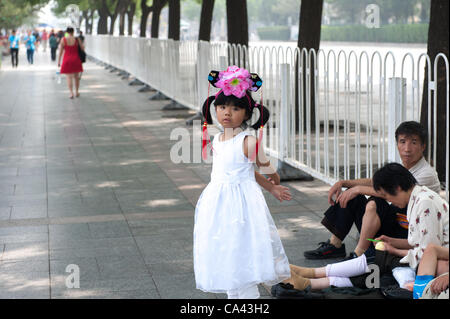 Mädchen tragen traditionelle Kleidung, Platz des himmlischen Friedens mit ihrer Familie, Beijing, China auf Montag, 4. Juni 2012 zu besuchen. 4. Juni 2012 jährt sich die 23. das militärische Vorgehen gegen Studenten-Proteste am Tiananmen-Platz 1989. Stockfoto