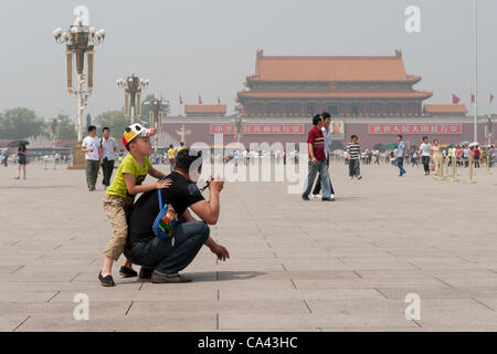 Vater und Sohn, Platz des himmlischen Friedens, Peking, China auf Montag, 4. Juni 2012 zu besuchen. 4. Juni 2012 jährt sich die 23. das militärische Vorgehen gegen Studenten-Proteste am Tiananmen-Platz 1989. Stockfoto