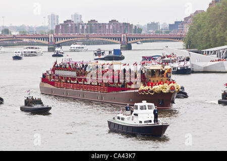 Der königliche Fluss Festzug am Freitag, 3. Juni 2011. Feiert die Queens-Diamant-Jubiläum auf dem Fluss Themse London, England, ist das Royal Barge Annäherung an Lambeth Bridge mit Vauxhall Bridge im Hintergrund Stockfoto