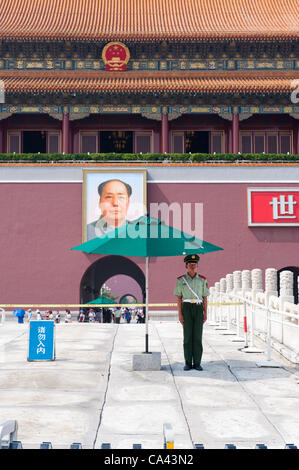 Eine militärische Wache steht vor Porträt Mao Zedongs am Tiananmen-Platz, Peking, China auf Montag, 4. Juni 2012. 4. Juni 2012 jährt sich die 23. das militärische Vorgehen gegen Studenten-Proteste am Tiananmen-Platz 1989. Stockfoto