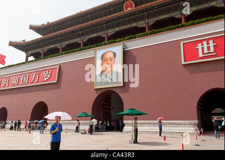 Eine militärische Wache und Sicherheitskräfte in Zivil stehen vor Porträt Mao Zedongs am Tiananmen-Platz, Peking, China auf Montag, 4. Juni 2012. 4. Juni 2012 jährt sich die 23. das militärische Vorgehen gegen Studenten-Proteste am Tiananmen-Platz 1989. Stockfoto