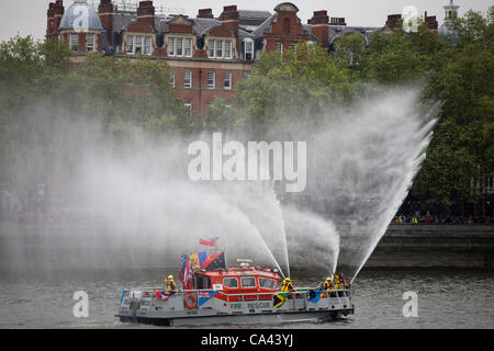 Fire Rescue Boot während der Festzug auf der Themse, Diamond Jubilee Stockfoto