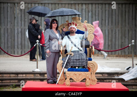 Mann gekleidet wie ein König während der Diamant-Jubiläum feiern im Battersea park Stockfoto