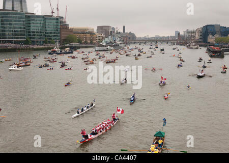 Zahlreiche kleine Boote fahren Sie entlang der Themse vorbei HMS Belfast als Bestandteil der Königin Thames Diamond Jubilee Pageant, Tower Bridge, London, UK, 3. Juni 2012 entnommen. Das diamantene Thronjubiläum feiert Königin Elizabeth das zweite 60 Jahre als Kopf des Commonwealth. Stockfoto