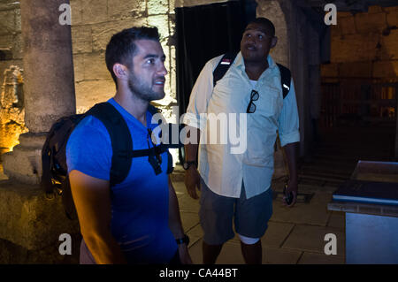 CSI Miami Stars Jonathan Togo und Omar Benson Miller Tour durch die unterirdischen Tunnel unter der Westmauer als Gäste des Tourismus-Ministeriums. Jerusalem, Israel. 4. Juni 2012. Stockfoto