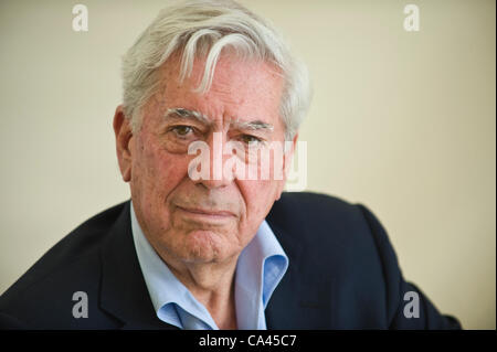 Mario Vargas Llosa, peruanische Schriftsteller & Nobelpreisträger an der Telegraph Hay Festival 2012, Hay-on-Wye, Powys, Wales, UK Stockfoto