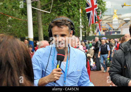 Die Mall, London, UK. 4. Juni 2012. Richard Bacon spricht die Menge für die BBC, Buckingham Ort im Hintergrund, wie Tausende The Mall warten auf das Konzert füllen beginnen. Stockfoto