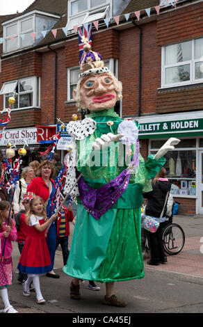 Haslemere, Surrey, UK, 4. Juni 2012. Gigantische Statue der Königin in den Karnevalszug feiert die Königin Diamond Jubilee. Stockfoto