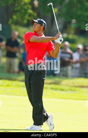 3. Juni 2012: Tiger Woods Uhren seiner Annäherungsschlag vom Fairway Nr. 18 bei der Endrunde der Memorial-Golf-Turnier gespielt bei Muirfield Village Golf Club in Dublin, Ohio. Stockfoto