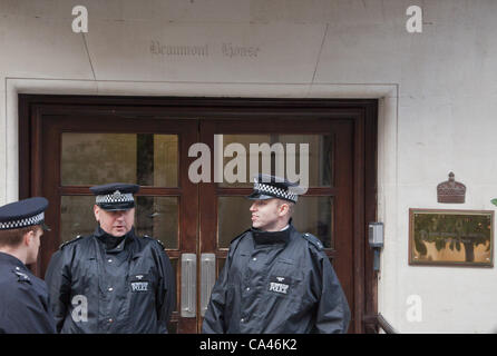 London, UK. 4. Juni 2012 stehen Polizei außerhalb einer der Eingänge an König Edward VII Krankenhaus in London, wo der Duke of Edinburgh mit einer Blasenentzündung aufgenommen wurde. Stockfoto