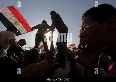 4. Juni 2012 - Kairo, Ägypten - Ägyptische Demonstranten rufen Parolen gegen den ehemaligen Präsidenten Hosni Mubarak und seine Helfer am dritten Tag der Proteste nach der Bekanntgabe des Urteils in ihrer Studie auf dem Tahrir-Platz, Cairo. Oppositionelle Gruppen forderten Massenproteste gegen das Urteil in Stockfoto