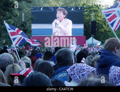 London, UK. 4. Juni 2012. Fans in London, Sir Cliff Richard auf der großen Leinwand im St. James Park Konzert anlässlich der Königin Diamond Jubilee genießen.  . Stockfoto