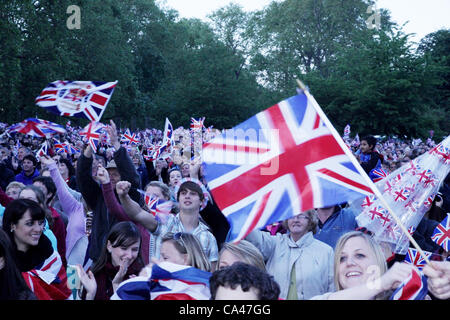 London, UK. 4. Juni 2012. Fans in allen Altersgruppen zu sehen und genießen Sie das Konzert zur Feier der Königin Diamond Jubilee auf den großen Leinwänden im St. James Park. Stockfoto