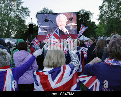 London, UK. 4. Juni 2012. Fans in London genießen Sir Tom Jones auf der großen Leinwand im St. James Park Konzert, diamantene Thronjubiläum der Queen zu feiern. Stockfoto