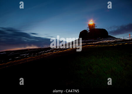 Wanderer Kopf Taschenlampe leuchtet hinterlassen Spuren auf der Moel Famau Hang wie Sie zurück zu Fuß des Hügels nach feiert die Queens Diamond Jubilee bei Iron Age hillfort, Wales, Großbritannien Stockfoto