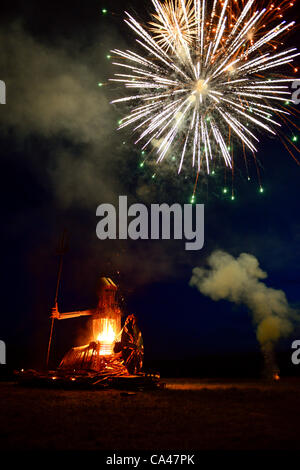 05.04.2012. Jubiläums-Beacon: die Bewohner von East Hoathly in der Nähe von Lewes in East Sussex vorgeführt zu ihrer Lagerfeuer-Skulptur von Britannia heute Abend. 40ft Leuchtfeuer war Bestandteil der Königin Diamond Jubilee Celebration Leuchtturm Beleuchtung in ganz Großbritannien. Stockfoto