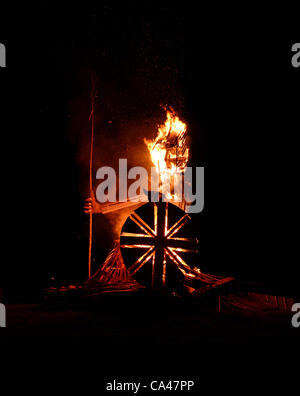 05.04.2012. Jubiläums-Beacon: die Bewohner von East Hoathly in der Nähe von Lewes in East Sussex vorgeführt zu ihrer Lagerfeuer-Skulptur von Britannia heute Abend. 40ft Leuchtfeuer war Bestandteil der Königin Diamond Jubilee Celebration Leuchtturm Beleuchtung in ganz Großbritannien. Stockfoto