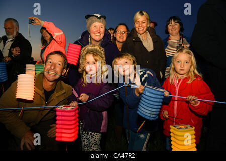 04/05/2012. Jubilee Beacon: Die Dorfbewohner von East Hoathly bei Lewes in East Sussex marschierten heute Abend zu ihrer Lagerfeuerskulptur von Britannia. Das 40 Fuß lange Leuchtfeuer war Teil der Queen's Diamond Jubilee Celebration Leuchtfeuer in ganz Großbritannien. Stockfoto