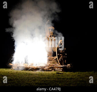 05.04.2012. Jubiläums-Beacon: die Bewohner von East Hoathly in der Nähe von Lewes in East Sussex vorgeführt zu ihrer Lagerfeuer-Skulptur von Britannia heute Abend. 40ft Leuchtfeuer war Bestandteil der Königin Diamond Jubilee Celebration Leuchtturm Beleuchtung in ganz Großbritannien. Stockfoto