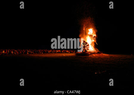 05.04.2012. Jubiläums-Beacon: die Bewohner von East Hoathly in der Nähe von Lewes in East Sussex vorgeführt zu ihrer Lagerfeuer-Skulptur von Britannia heute Abend. 40ft Leuchtfeuer war Bestandteil der Königin Diamond Jubilee Celebration Leuchtturm Beleuchtung in ganz Großbritannien. Stockfoto