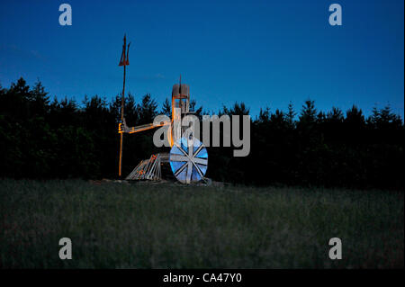 05.04.2012. Jubiläums-Beacon: die Bewohner von East Hoathly in der Nähe von Lewes in East Sussex vorgeführt zu ihrer Lagerfeuer-Skulptur von Britannia heute Abend. 40ft Leuchtfeuer war Bestandteil der Königin Diamond Jubilee Celebration Leuchtturm Beleuchtung in ganz Großbritannien. Stockfoto