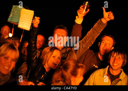 05.04.2012. Jubiläums-Beacon: die Bewohner von East Hoathly in der Nähe von Lewes in East Sussex vorgeführt zu ihrer Lagerfeuer-Skulptur von Britannia heute Abend. 40ft Leuchtfeuer war Bestandteil der Königin Diamond Jubilee Celebration Leuchtturm Beleuchtung in ganz Großbritannien. Stockfoto