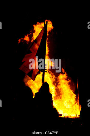 05.04.2012. Jubiläums-Beacon: die Bewohner von East Hoathly in der Nähe von Lewes in East Sussex vorgeführt zu ihrer Lagerfeuer-Skulptur von Britannia heute Abend. 40ft Leuchtfeuer war Bestandteil der Königin Diamond Jubilee Celebration Leuchtturm Beleuchtung in ganz Großbritannien. Stockfoto