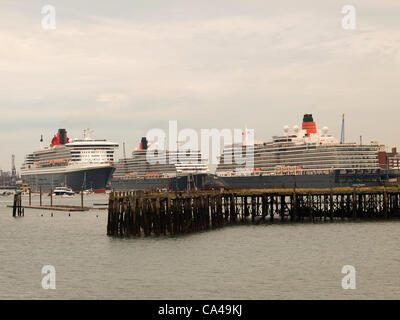 Die drei "Queens" Queen Mary 2, Queen Victoria & Queen Elizabeth der Reederei Cunard, treffen sich in Southampton UK am frühen Morgen 5. Juni 2012 für ihre Majestät Königin Elizabeth II Diamond Jubilee Stockfoto