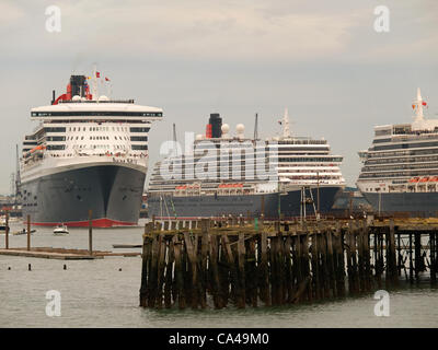 Die drei "Queens" Queen Mary 2, Queen Victoria & Queen Elizabeth der Reederei Cunard, treffen sich in Southampton UK am frühen Morgen 5. Juni 2012 für ihre Majestät Königin Elizabeth II Diamond Jubilee Stockfoto