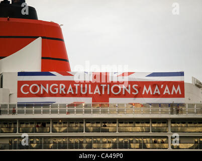 Der Cunard Ocean Liner Queen Mary 2 zeigt einen Banner, Diamond Jubilee von ihrer Majestät Königin Elizabeth II auf dem Schiff Besuch in Southampton UK 5. Juni 2012 zu feiern Stockfoto