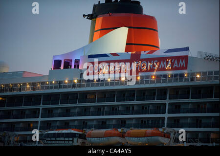 Southampton, UK. Die drei Cunard Kreuzfahrtschiffe Queen Elizabeth, Queen Victoria und Queen Mary 2 kommt bei Southampton Docks in der Morgendämmerung für Diamant-Jubiläum feiern im 5. Juni 2012. Bild zeigt eine Nahaufnahme Detail von der Queen Mary 2-Zeichen, die "Herzlichen Glückwunsch gnädige Frau", sagt. © Stefan Venter / A Stockfoto