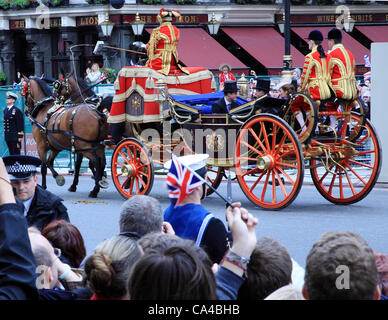 London, UK. 5. Juni 2012. Fahnenschwingen Massen Parliament Street wie eine Kutsche mit Prinz Harry mit der Herzog und Herzogin von Cambridge geht durch kurz nach Verlassen der Westminster Palace. Stockfoto