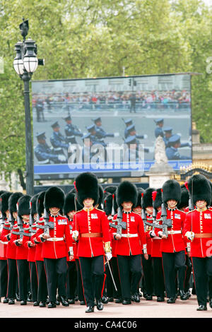 London, UK. Dienstag, 5. Juni 2012. Gardisten marschieren und auf der Parade in das diamantene Thronjubiläum von Königin Elizabeth II während der Feierlichkeiten in London. Bildnachweis: Paul Brown / Alamy Live News Stockfoto