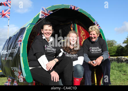 Montag, 4. Juni 2012: Pat Cooper von der Wirbelsäule Group  Reisen Forschungsgemeinschaft in den Yorkshire Dales, auf dem Weg zur Appleby Horse Fair, UK Stockfoto