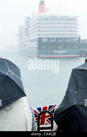 SOUTHAMPTON, UK, 5. Juni 2012. Zuschauer sehen das Kreuzfahrtschiff Queen Elizabeth während der "Drei Königinnen" Veranstaltung in Southampton als Teil von Queen Elizabeth II Diamant-Jubiläum feiern. Bildnachweis: Alick Cotterill / Alamy Live News Stockfoto