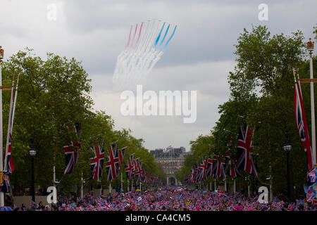 London, Vereinigtes Königreich, 06.05.2012. Die Red Arrows fliegende Pass über der Menge von Tausenden vorwärts im Regen die Königin gut auf ihr diamantenes Jubiläum wünschen, wie sie auf dem Balkon des Buckingham Palace erscheinen soll Stockfoto