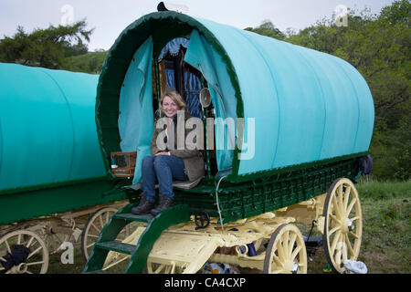 Dienstag, 5. Juni 2012: Susan Adams auf Bogen Top Wagen unterwegs, fiel Ende Sedbergh. Ein Reisender, die Teilnahme an der jährlichen Appleby Horse Fair, Cumbria, UK Stockfoto