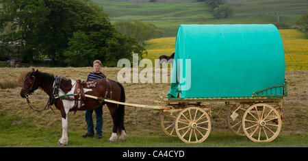Dienstag, 5. Juni 2012: Sam Wilikson mit Unterkunft Wagen unterwegs, fiel Ende Sedbergh. Ein Reisender, Teilnahme an der jährlichen Appleby Horse Fair, Cumbria, Stockfoto
