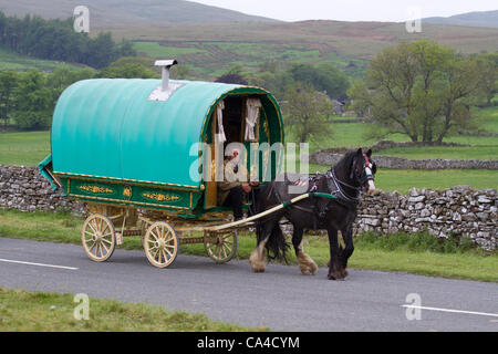 Dienstag, 5. Juni 2012: Gypsy Reisende mit Bogen oben Wagen unterwegs, fiel Ende Sedbergh. Ein Reisender, die Teilnahme an der jährlichen Appleby Horse Fair, Cumbria, UK Stockfoto