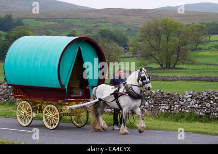 Dienstag, 5. Juni 2012: Gypsy Reisende mit Bogen oben Wagen unterwegs, fiel Ende Sedbergh. Ein Reisender, die Teilnahme an der jährlichen Appleby Horse Fair, Cumbria, UK Stockfoto