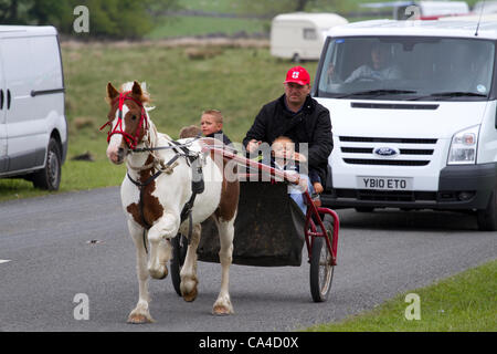 Dienstag, 5. Juni 2012: Eine Familie unterwegs, fiel Ende Sedbergh. Ein Reisender, die Teilnahme an der jährlichen Appleby Horse Fair, Cumbria, UK Stockfoto