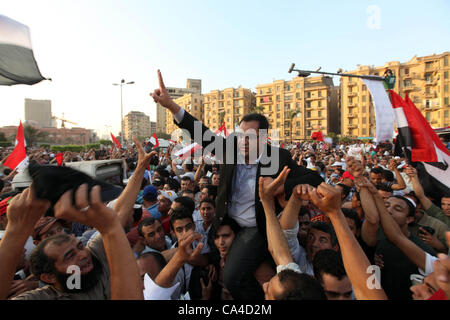 5. Juni 2012 - Kairo, Kairo, Ägypten - Ägyptische Demonstranten rufen Parolen gegen den ehemaligen Präsidenten Hosni Mubarak und seine Helfer während einer vierten Tag der Proteste auf dem Tahrirplatz in Kairo, Ägypten, 5. Juni 2012. Demonstranten versammelten sich in Kairoer Tahrir-Platz, Mittelpunkt der ägyptischen Revolution 2011, Stockfoto