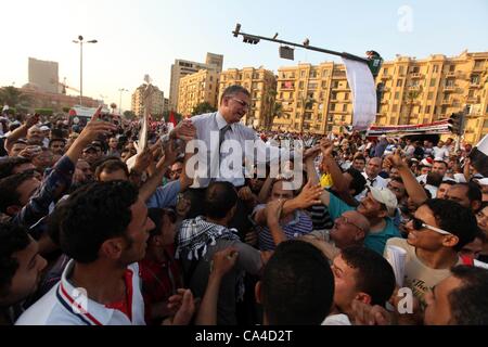 5. Juni 2012 - Kairo, Kairo, Ägypten - Ägyptische Demonstranten rufen Parolen gegen den ehemaligen Präsidenten Hosni Mubarak und seine Helfer während einer vierten Tag der Proteste auf dem Tahrirplatz in Kairo, Ägypten, 5. Juni 2012. Demonstranten versammelten sich in Kairoer Tahrir-Platz, Mittelpunkt der ägyptischen Revolution 2011, Stockfoto