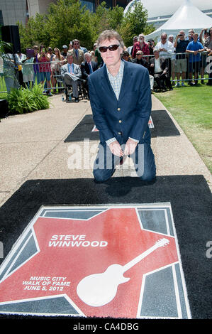 5. Juni 2012 - Nashville, Tennessee; USA - Musiker STEVE WINWOOD ist in der Music City Walk of Fame aufgenommen, die in Downtown Nashville befindet.  Copyright 2012 Jason Moore. (Kredit-Bild: © Jason Moore/ZUMAPRESS.com) Stockfoto