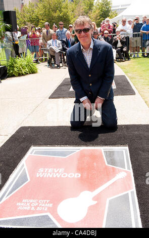 5. Juni 2012 - Nashville, Tennessee; USA - Musiker STEVE WINWOOD ist in der Music City Walk of Fame aufgenommen, die in Downtown Nashville befindet.  Copyright 2012 Jason Moore. (Kredit-Bild: © Jason Moore/ZUMAPRESS.com) Stockfoto