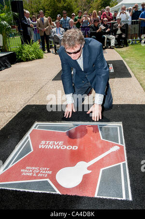 5. Juni 2012 - Nashville, Tennessee; USA - Musiker STEVE WINWOOD ist in der Music City Walk of Fame aufgenommen, die in Downtown Nashville befindet.  Copyright 2012 Jason Moore. (Kredit-Bild: © Jason Moore/ZUMAPRESS.com) Stockfoto